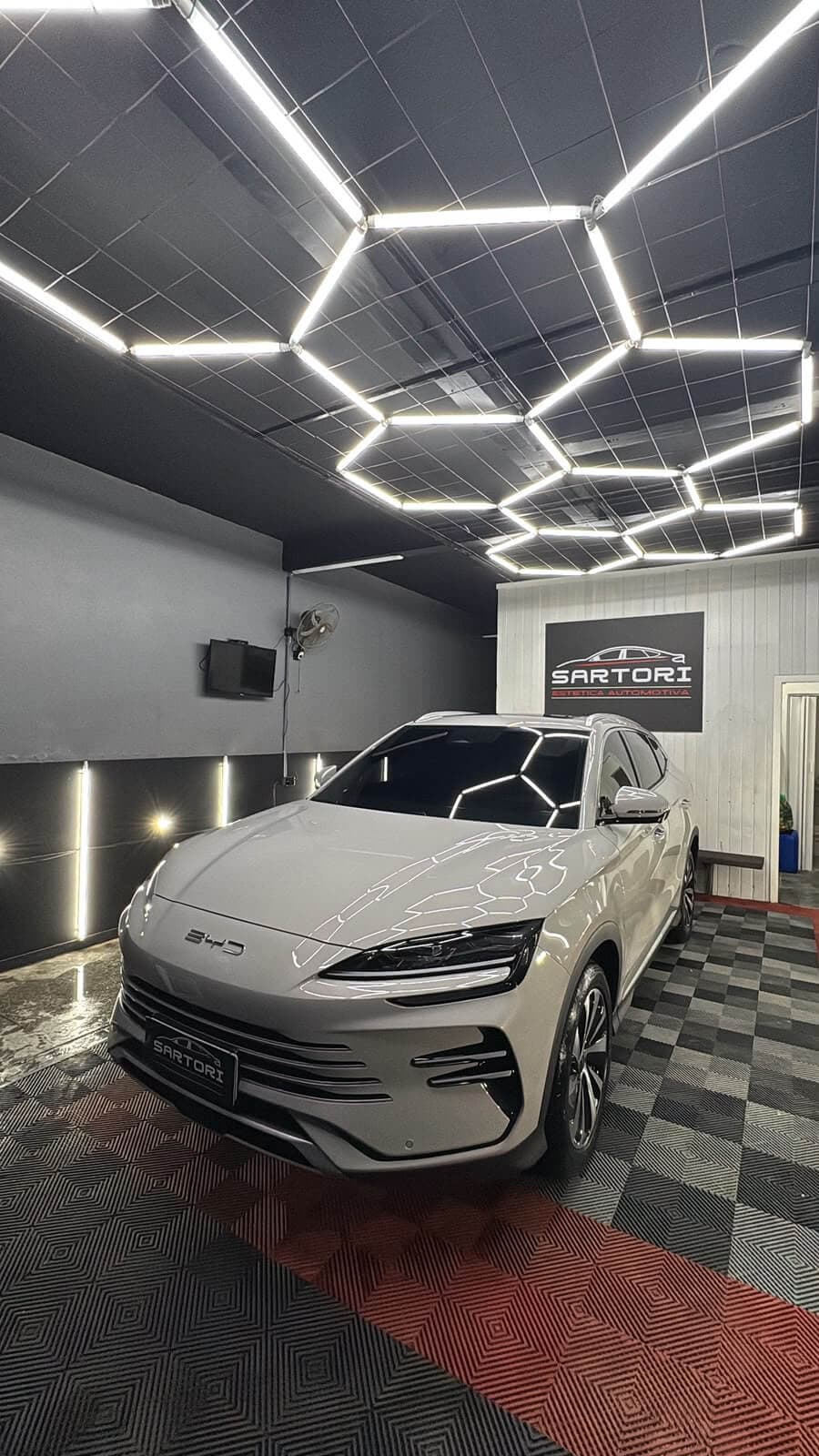 SUV BYD prata no estúdio fechado e iluminado da Sartori Estética Automotiva